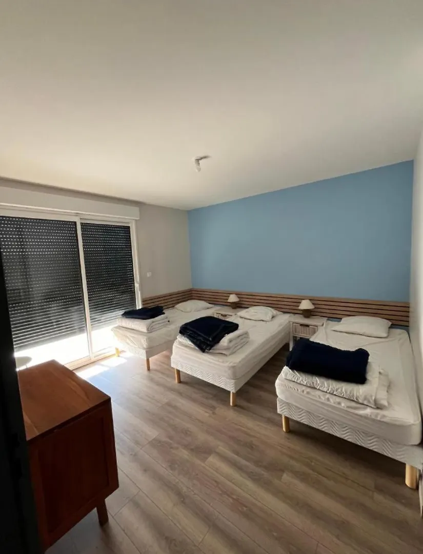 Gites De Landuziere, Sleeps 14 Saint-Genet-Lerpt 0*,