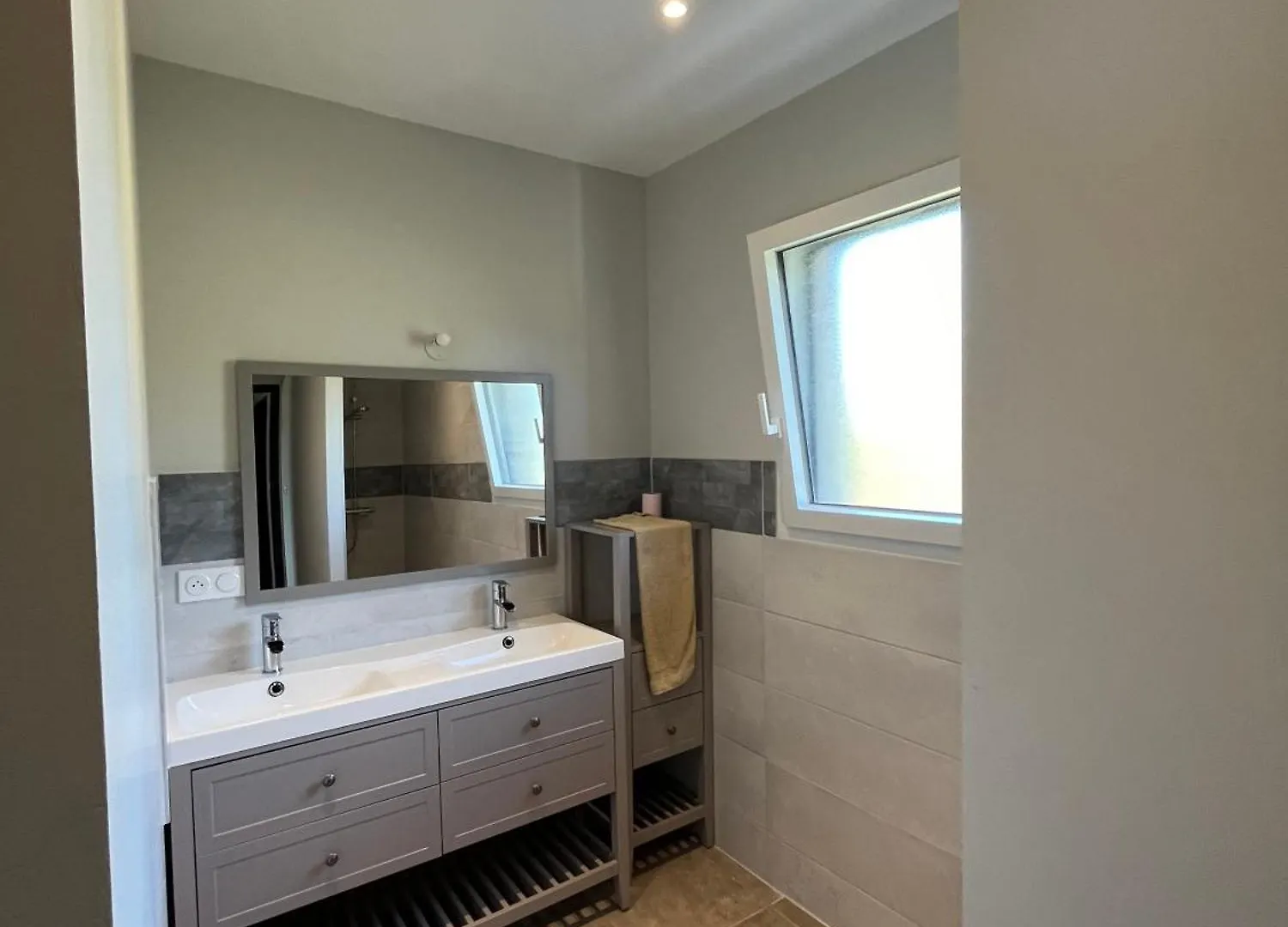 Gites De Landuziere, Sleeps 14 Saint-Genet-Lerpt 0*,  France